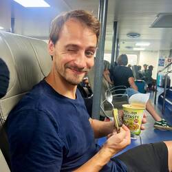 Auf thailändischen Fähren isst man Fertigsuppe