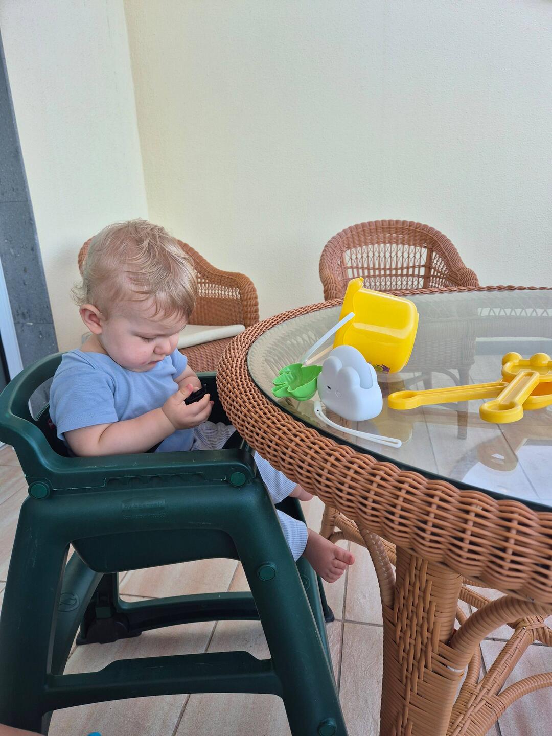 Morgenbeschäftigung mit dem neuen Sandspielzeug