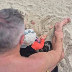 mit Papa im Sand spielen 🤩