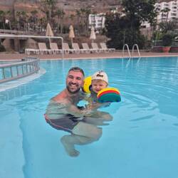 Schwimmen mit Papa ist das Beste 🤩