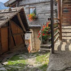 Der Weg führt direkt durch Jahrhunderte alte Höfe hindurch.