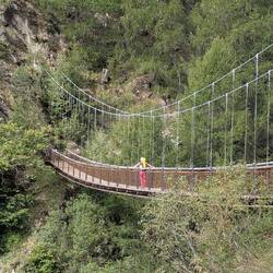 Die Hängebrücke erspart ein paar Höhenmeter