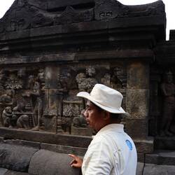 Unser Guide erklärt die Bedeutung des Reliefs 🤓