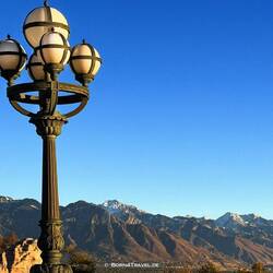 Blick vom Vorplatz des Capitols auf die leicht verschneiten Berge