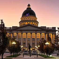 Am Abend wird das Gebäude beleuchtet