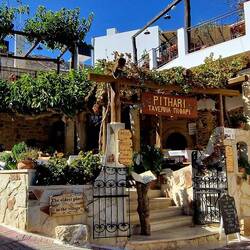 Es gibt sehr viele schöne Tavernen.