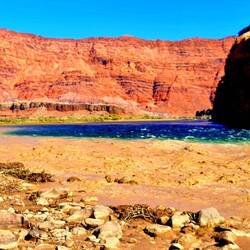 Zwei Farbig. Ein brauner Schlammfluss fliesst in den Coloradoriver