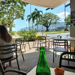 Na een klein half uur wandelen naar het strand even een fris drankje