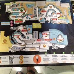 Naar het Aquarium, heel grote basins met water voor heel veel vissen en andere waterdieren.