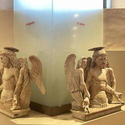 Rechts die Gipsvorlage links das Original