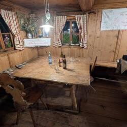 Stube aus 1739. Der Tisch ist original, passt auch nicht durch die Tür.