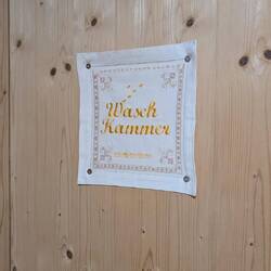 Mit sauberem, modernen Gemeinschaftsbad