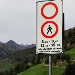 Vorsicht, Materialbahn! Zum Glück hat das Timing gepasst. 😉