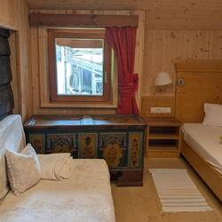 Ohne Brot, dafür mit historischen Wandausschnitten (links)