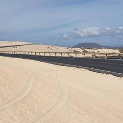 Schwarzes Band im weißen Sand