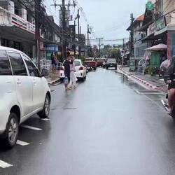 Man beachte die thailändische Verkabelung