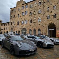 Porsche-Flotte auf dem Hauptplatz von Volterra