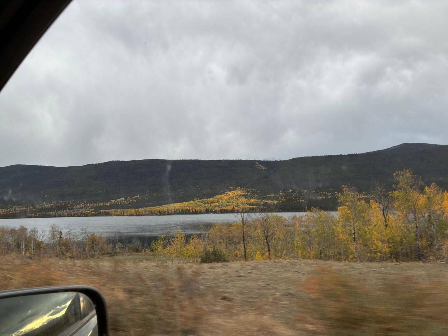 Auf dem Rückweg: Das Licht des Spätnachmittags taucht die Hügel in Goldtöne.