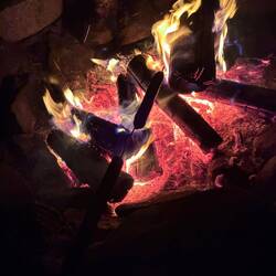 Abendliches Lagerfeuer – Wärme, Licht und der Duft von Holz in der klaren Luft.