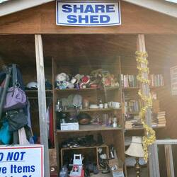 Der Share Shed – eine kleine Hütte, in der Dinge zum Verschenken bereitstehen.