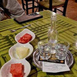 Mit der Rechnung diesmal Obst und Raki.