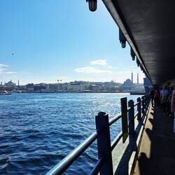 Auf der Galatabrücke stehen über uns die Angler