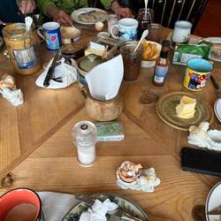 Während draußen der Schnee fiel, saßen wir drinnen am großen Holztisch und stärkten uns gemeinsam.