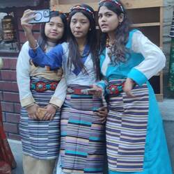 In Martha machen die Nepali's auf Fasi und mieten sich für ein paar Stunden Tibeti Klamotten ...