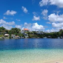 Mit Blick auf das vanuatische Parlament (das Gebäude mit dem roten Dach)