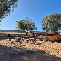 Mit Grillplatz und altem Panzer