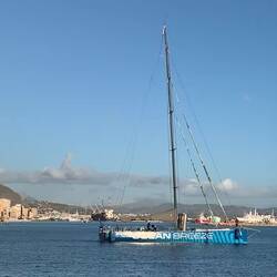 Von der ehemaligen Volvo Ocean Rennjacht bis hin zum Piratenschiff..kunterbunte Ankerlieger.. 😁