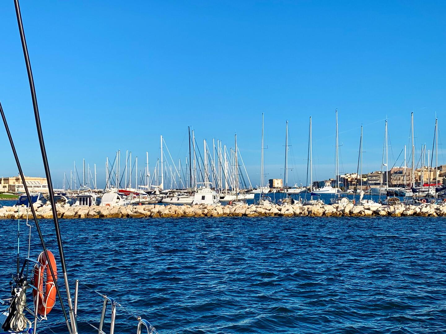 Hinter der Mole erhoffen wir uns ausreichend Schutz..