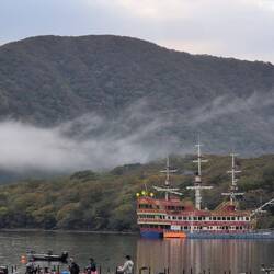 Ashisee mit Piratenschiff