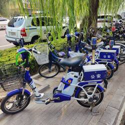 Im Hutongs fährt die Polizei auch mit dem Roller?