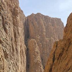 Suddenly, large busses and hordes of Japanese Chinese tourists.😅