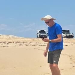 Claus trägt sein Fahrzeug auf Händen 🤣