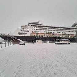 Trübe, und Schneefall, so sieht's heute in Akureyri aus.