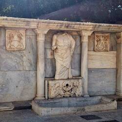 Bembo Brunnen mit kopfloser römischer Statue