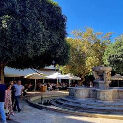 Morosini Brunnen, Wahrzeichen der Stadt. Wasser fließt aus den 4 Löwenköpfen seit 1628