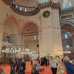 Die Strausseneier an den Kronleuchtern sollen Spinnen und andere Insekten fernhalten