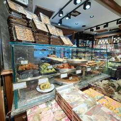 Im Galata Viertel: Türkische Süßigkeiten u.a. Kandidaten Kürbisse