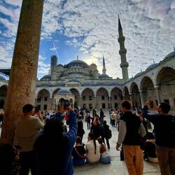 Der Innenhof der blauen Moschee