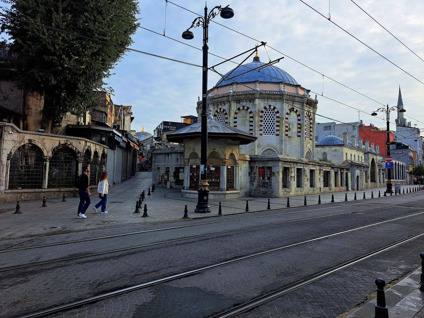 Die Ordu Straße führt von unserem Hotel am grossen Bazar vorbei zur Hagia Sofia