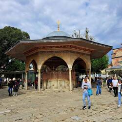 Brunnen und Waschhaus