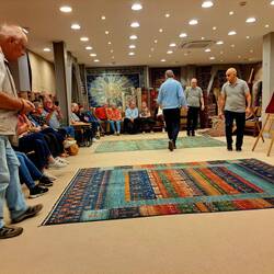 Beim Teppichhändler geht Papa das Herz auf. Gottseidank bleibt die Brieftasche zu...