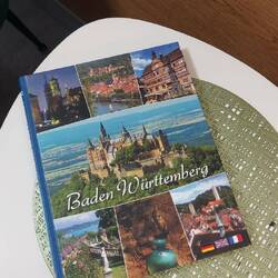 Nett hier, aber waren sie schonmal in BaWü🤣. Liegt beim Zahnarzt aus😅.