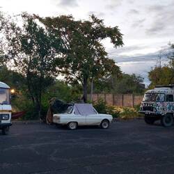 Hinter der Mauer lebt der Ex Präsident. Der Gärtner bringt mir Äpfel. Gute Wohnadresse😎.