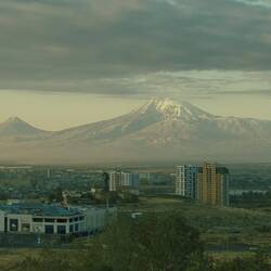 Auf dem Hügel des Genozid Denkmals.