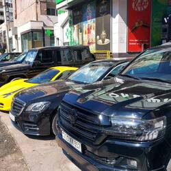 An Luxusklasse Fahrzeugen fehlt es nicht!