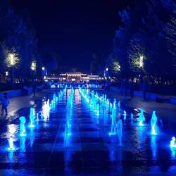 Grünanlagen & Springbrunnen prägen das Stadtbild.